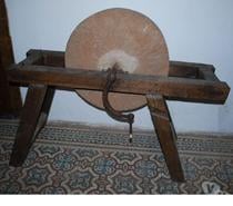 Ancienne meule à eau sur chassis bois chêne