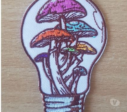 Collections Bruxelles-Centrum Bruxelles (Brussels) - Photos Vivastreet écusson patch brodé ampoule et champignons 8x5 cm