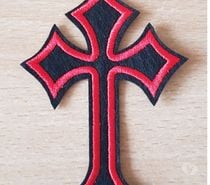 écusson patch brodé croix gothique 10x6,5 cm noir rouge