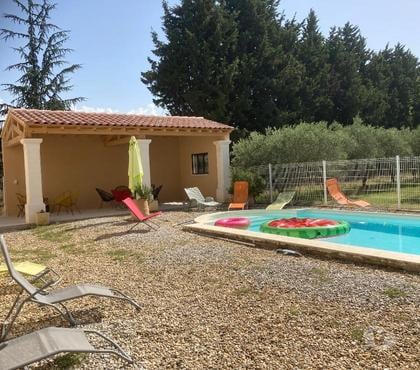 location saisonniere - Photos Vivastreet Mas en Provence, entouré d'oliviers, avec piscine privée.