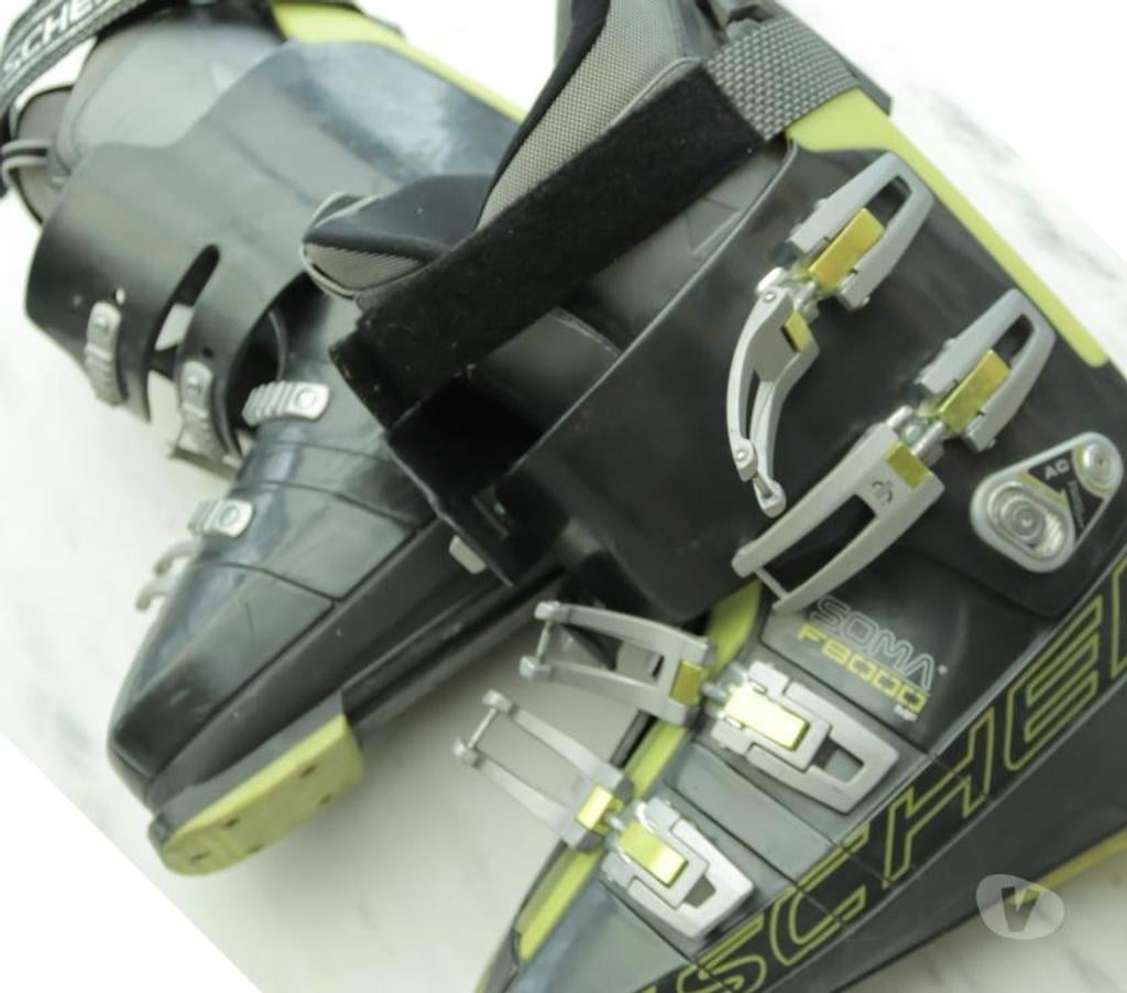 Matériel de sport Rixensart Rixensart-Centrum - Photos Vivastreet snowboard ou ski et bottines+casque, chausettes, combinais.
