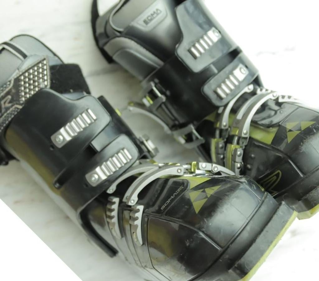Matériel de sport Rixensart Rixensart-Centrum - Photos Vivastreet snowboard ou ski et bottines+casque, chausettes, combinais.