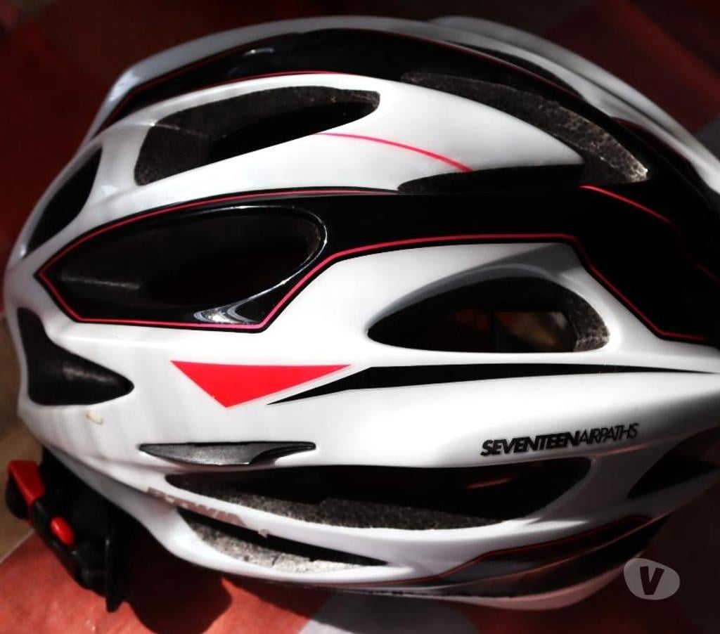 Matériel de sport Rixensart Rixensart-Centrum - Photos Vivastreet Cyclisme H vêts noirs rouges+accessoires+casque