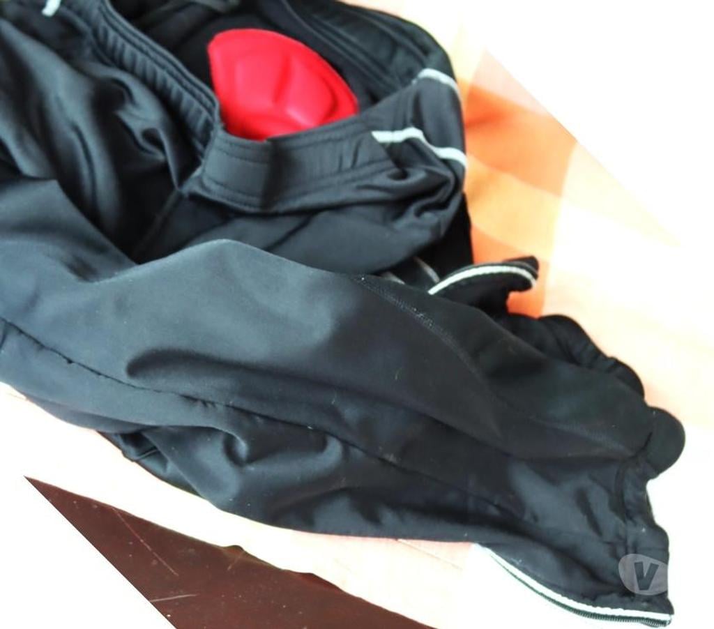 Matériel de sport Rixensart Rixensart-Centrum - Photos Vivastreet Cyclisme H vêts noirs rouges+accessoires+casque