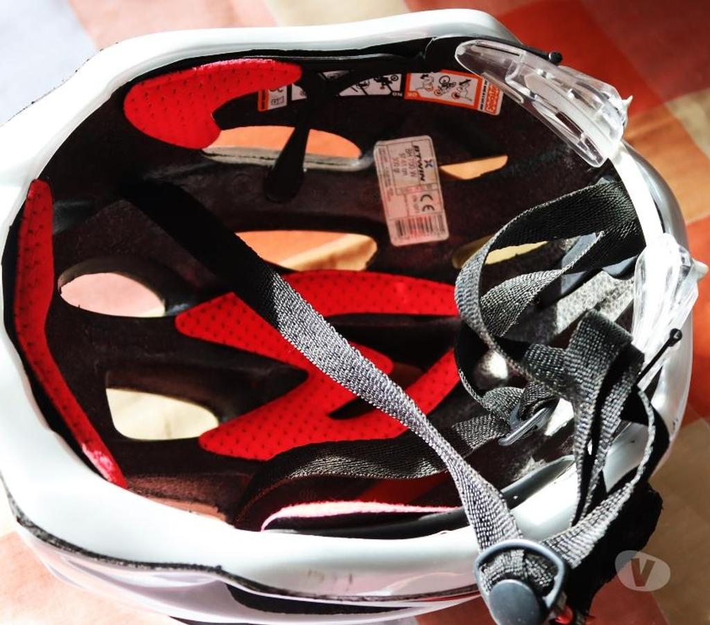 Matériel de sport Rixensart Rixensart-Centrum - Photos Vivastreet Cyclisme H vêts noirs rouges+accessoires+casque