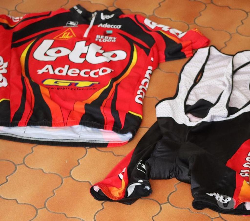 Matériel de sport Rixensart Rixensart-Centrum - Photos Vivastreet Cyclisme H vêts noirs rouges+accessoires+casque