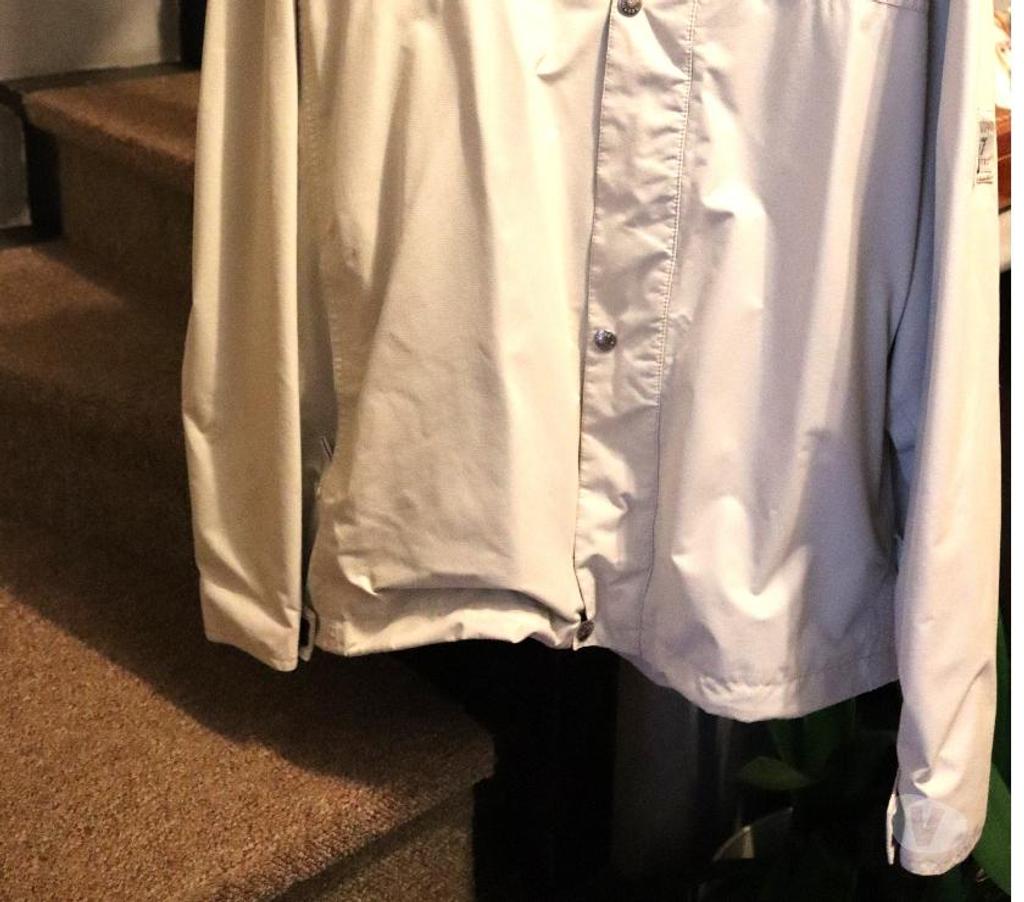 Matériel de sport Rixensart Rixensart-Centrum - Photos Vivastreet Anorak et autre blanc = T:5254 >10 €
