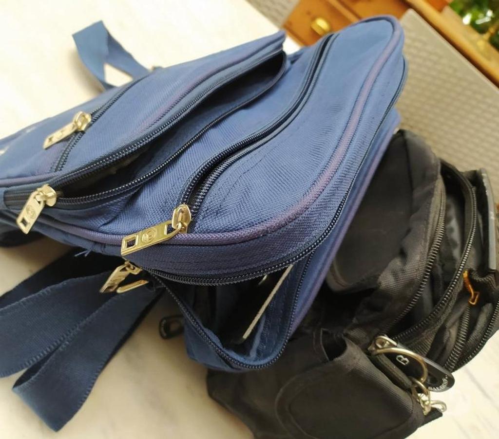 Accessoires & Bagagerie Rixensart Rixensart-Centrum - Photos Vivastreet SACS en bandoulière noir,bleu synthétique +sieurs poches
