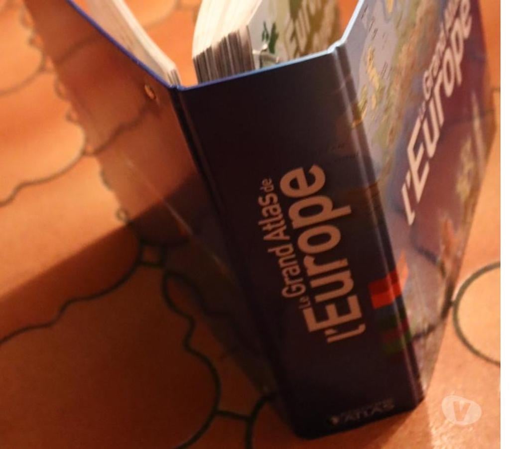 Livres Rixensart Rixensart-Centrum - Photos Vivastreet GRAND ATLAS de l' EUROPE (actuel) en farde classeur