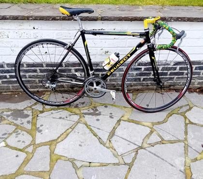 Matériel de sport Céroux-Mousty Ottignies-Louvain-la-Neuve - Photos Vivastreet Vente d'un vélo de course avec pompe baromètrique