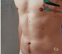 Beau jeune homme propose massage