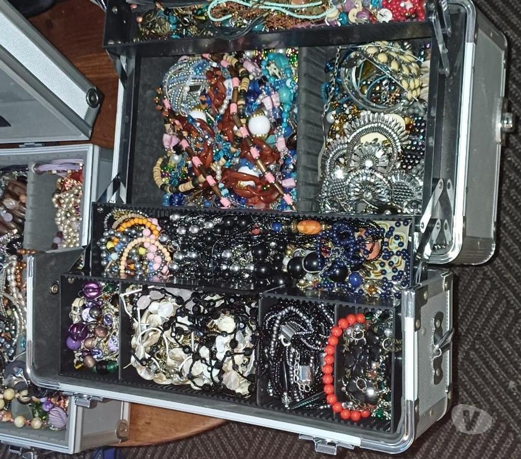 Bijoux occasion Bruxelles (Brussels) Bruxelles-Centrum - Photos Vivastreet Vend gros très lot de bijoux de fantaisies