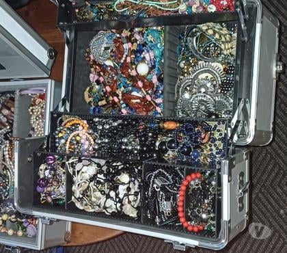 Bijoux Bruxelles-Centrum Bruxelles (Brussels) - Photos Vivastreet Vend gros très lot de bijoux de fantaisies