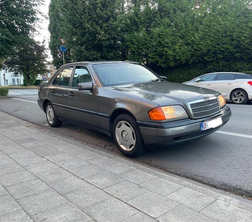 Voitures de collection Ganshoren - Photos Vivastreet Mercedes C220 DIESEL AUTOMATIQUE ANCETRE 1994