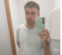 Jeune beau garçon à votre disposition
