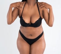Majolie fille Africaine vous reçoit à jambes