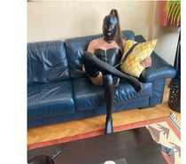 Dominatrice androgyne recherche sa soubrette travestie