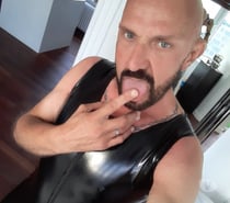 Envie de te faire nettoyer le cul et la bite je reçois