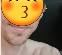 Skinny au petit sexe raide à sucer