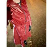 Soumis en tenue féminine et cage de chasteté pour exhibe