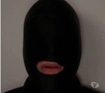 Videur de couilles cagoulé entièrement