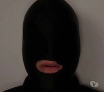 Videur de couilles cagoulé entièrement