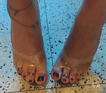 Je recherche un homme actif qui aime lécher les pieds.