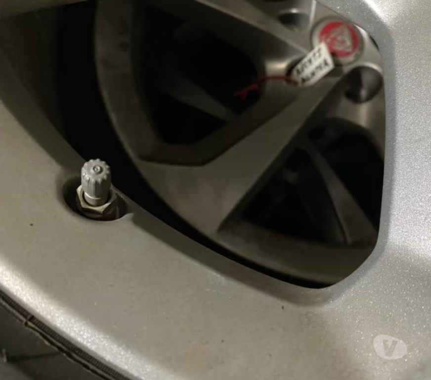 Pièces et services auto Saint-Gilles - Photos Vivastreet Jantes jaguar F-Pace 19 pouces + pneus Michelin +TPMS