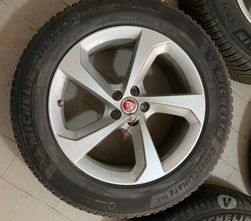 Pièces et services auto Saint-Gilles - Photos Vivastreet Jantes jaguar F-Pace 19 pouces + pneus Michelin +TPMS
