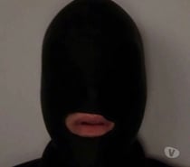 Videur de couilles cagoulé entièrement