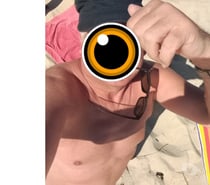Cherche à être nu et caressé ce soir