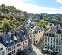 Bouillon centre: charmant immeuble, 2 maisons de commerce.