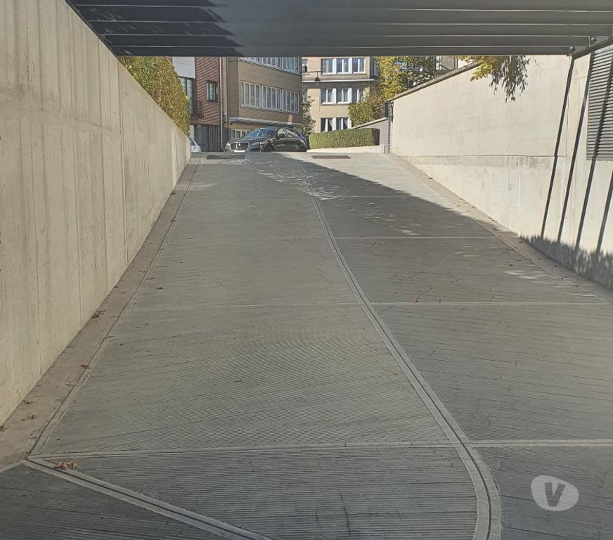 Location parking & garage Jette - Photos Vivastreet Emplacement parking XXL