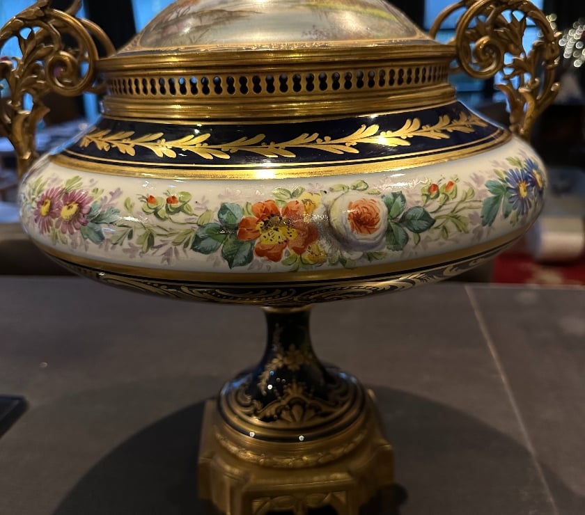 Décoration - art Esneux - Photos Vivastreet Distributeur de parfum très décoratif et en parfait état