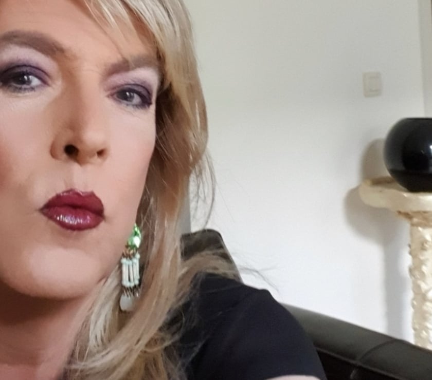Travesti suce les hommes en votre voiture