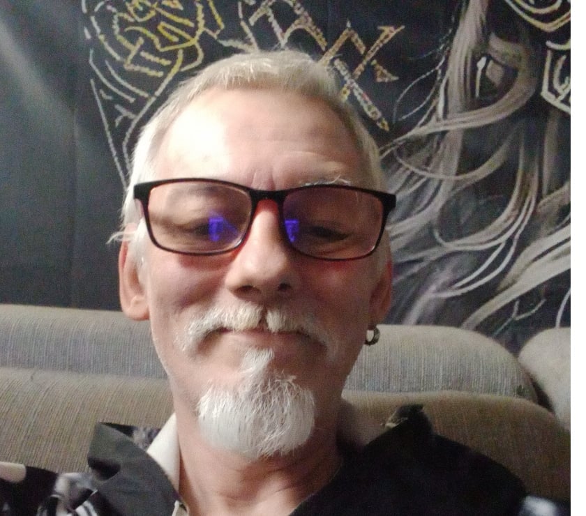 Bi passif cherche bite de mec ou. De trans .