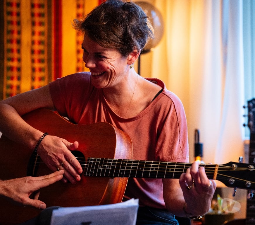 Musique - Théâtre - Danse Saint-Gilles - Photos Vivastreet Cours de guitare acoustique et theorie de la musique