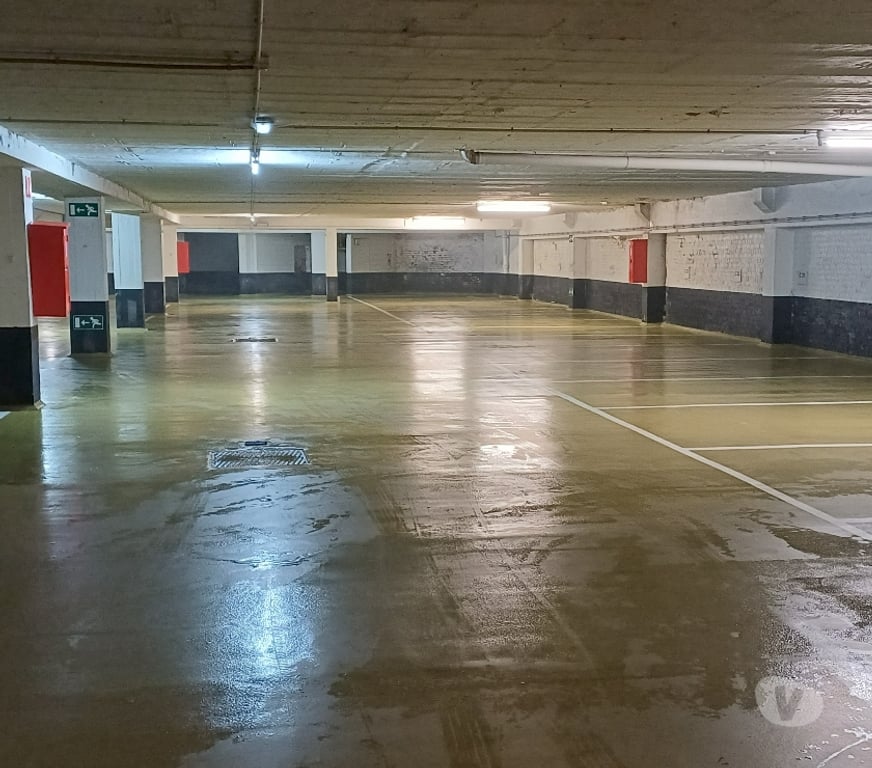 Location parking & garage Saint-Gilles - Photos Vivastreet Emplacement parking à louer proche Châtelain et Stéphanie