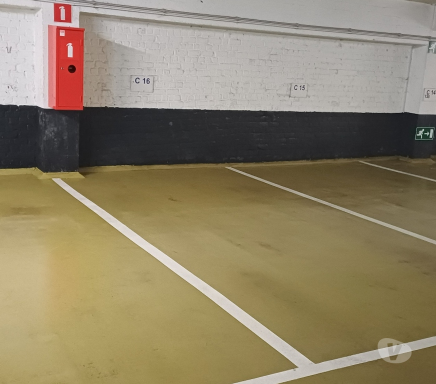 Location parking & garage Saint-Gilles - Photos Vivastreet Emplacement parking à louer proche Châtelain et Stéphanie