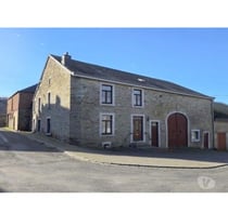 6853 Framont : authentique maison avec jardin et garage.