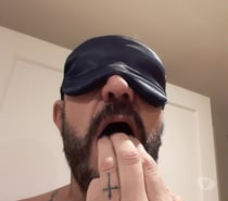 Vide couilles reçois à 4pattes yeux bander