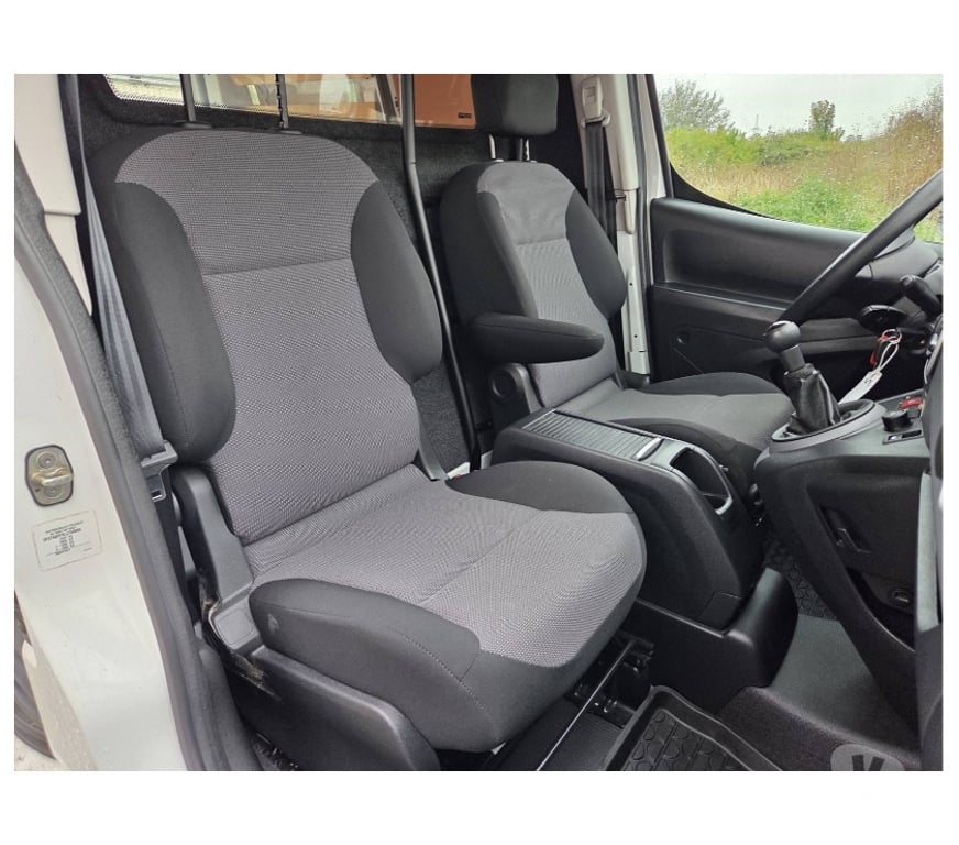 Véhicules commerciaux & utilitaires d'occasion Pont-de-Loup - Photos Vivastreet Peugeot Partner 7 2018 1.6hdi euro6 Gps airco Cruise control