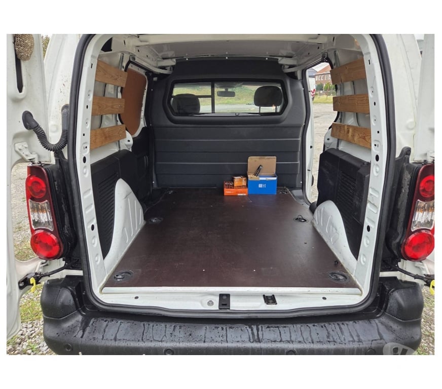 Véhicules commerciaux & utilitaires d'occasion Pont-de-Loup - Photos Vivastreet Peugeot Partner 7 2018 1.6hdi euro6 Gps airco Cruise control