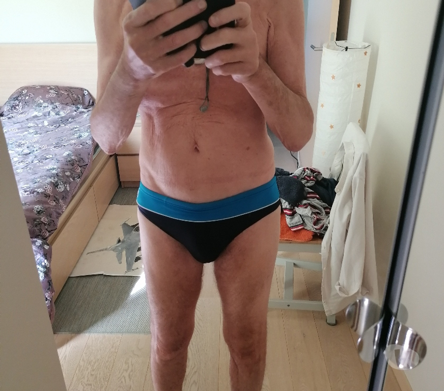 Gay Namur Bouge - Photos Vivastreet Mes couilles pendantes et bite complètement décalloté