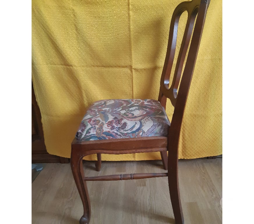 Meubles & Décoration Kelmis La Calamine - Photos Vivastreet 2 CHAISES EN BOIS de CHÊNE massif et rustique avec assises