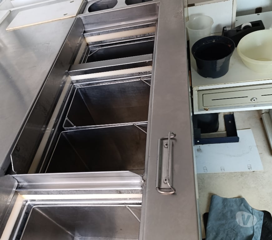 Véhicules commerciaux & utilitaires d'occasion Seraing Seraing-Centrum - Photos Vivastreet Camionnette équipée glaces.