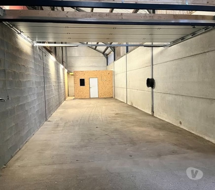 Location parking & garage Etalle Vance - Photos Vivastreet Hall stockage à louer