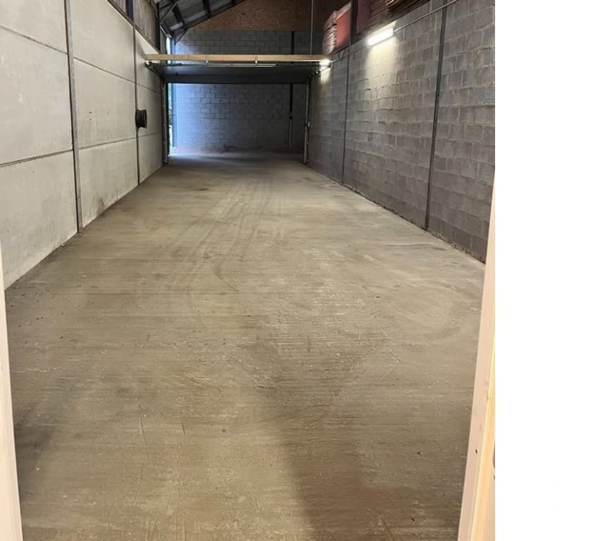 Location parking & garage Etalle Vance - Photos Vivastreet Hall stockage à louer