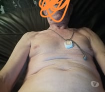 Je reçois nu un homme mince rasé et bien membré