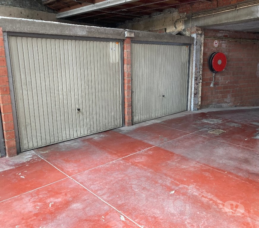Vente parking Mons Cuesmes - Photos Vivastreet 8 garages avec un emplacement de parking intérieur